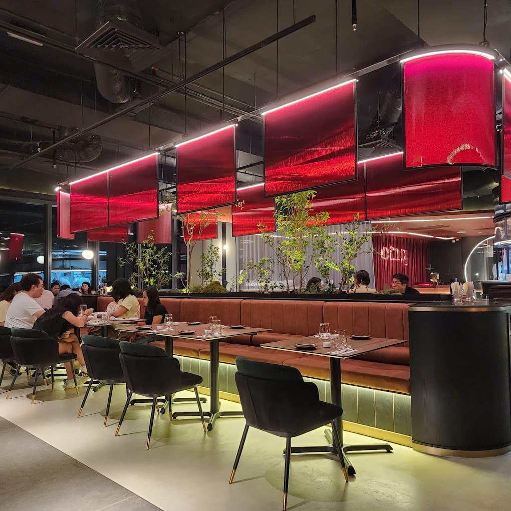 Cinq Dining